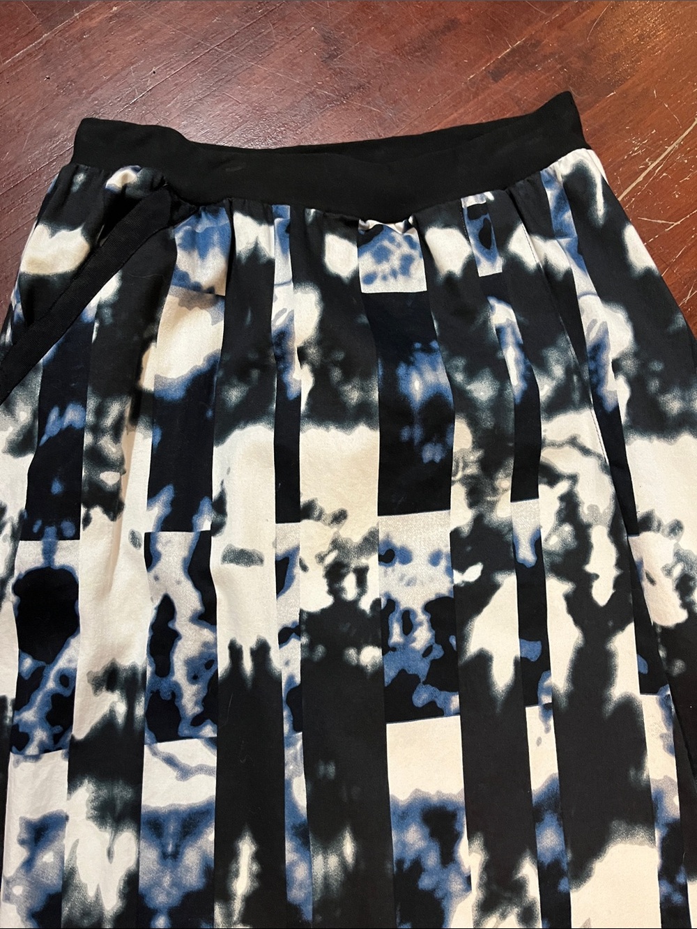 🌻3/$15🌻 Asymmetrical Pleated Skirt in Black, White & Blue - Picture 4 of 10